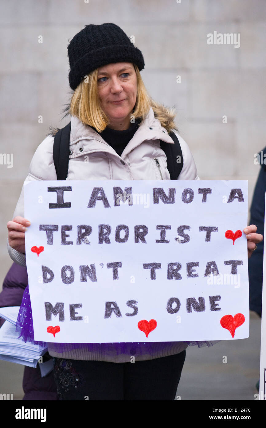 Io sono un fotografo non è un terrorista protesta contro la sezione 44 Trafalgar Square , bionda signora protester poster io non sono un terrorista non trattarmi come uno Foto Stock
