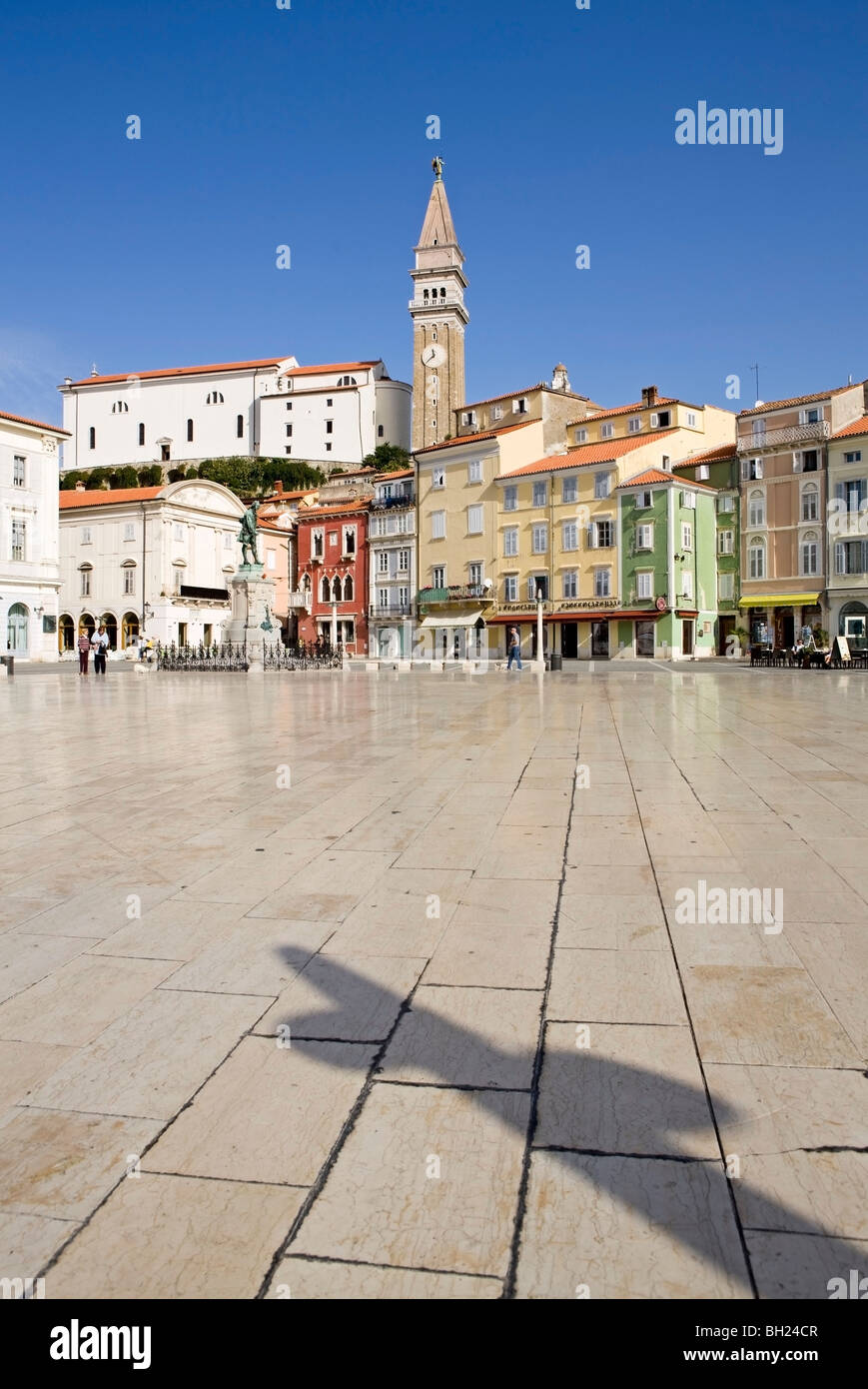 Una torre orologio nel mezzo di edifici in una città Foto Stock