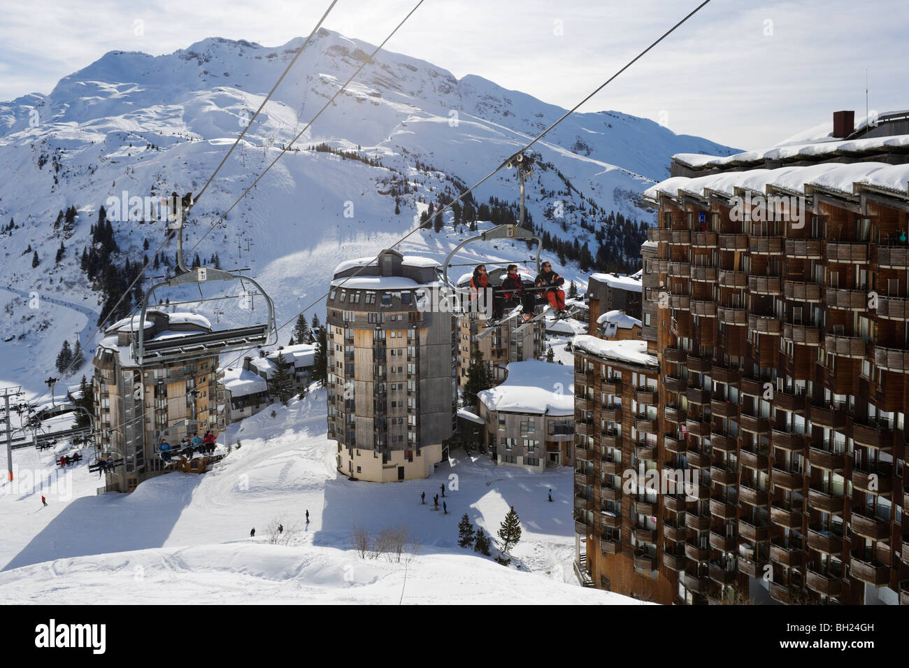 Seggiovia oltrepassando il centro del resort, Avoriaz, Portes du Soleil Ski Region, Haute Savoie, Francia Foto Stock