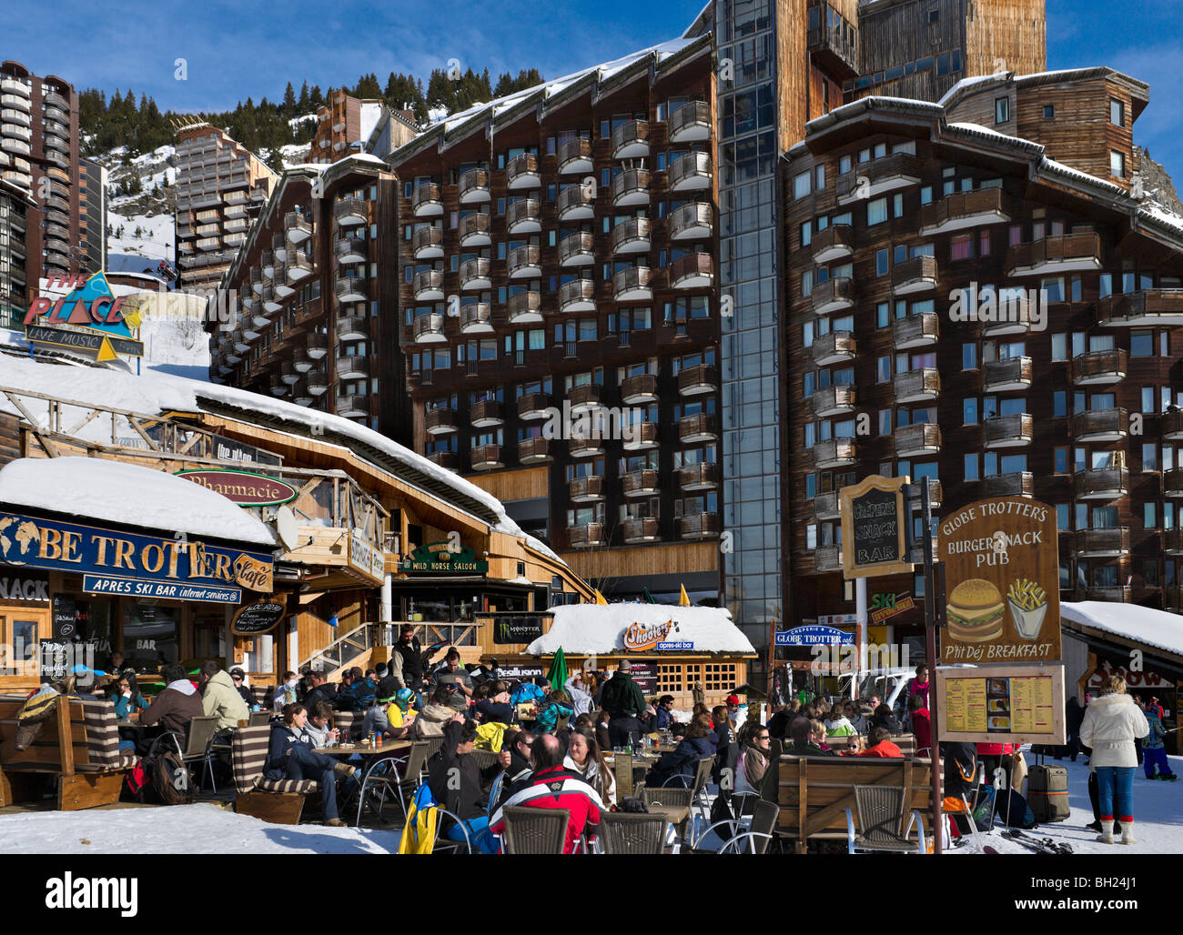 Cafe/Bar nel centro del resort, Avoriaz, Portes du Soleil Ski Region, Haute Savoie, Francia Foto Stock