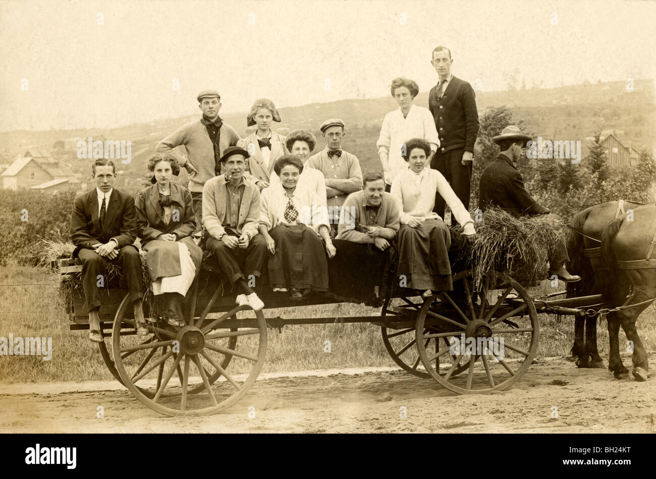 Un gruppo di giovani sul giro di fieno Foto Stock