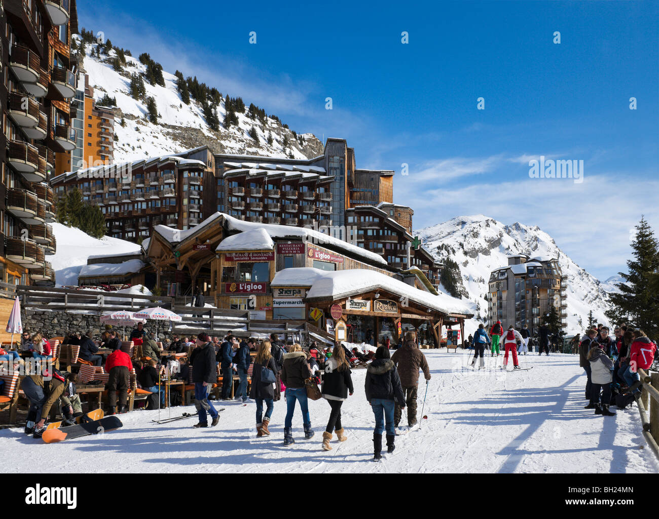 I bar e i negozi nel centro del resort, Avoriaz, Portes du Soleil Ski Region, Haute Savoie, Francia Foto Stock