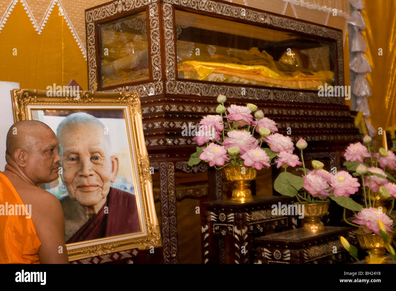 Una volta l'anno, morto monk Luang Ph00 Budda Thawaro è onorata dalla gente locale al Wat Klang Si Chaloensuk, Thailandia Foto Stock