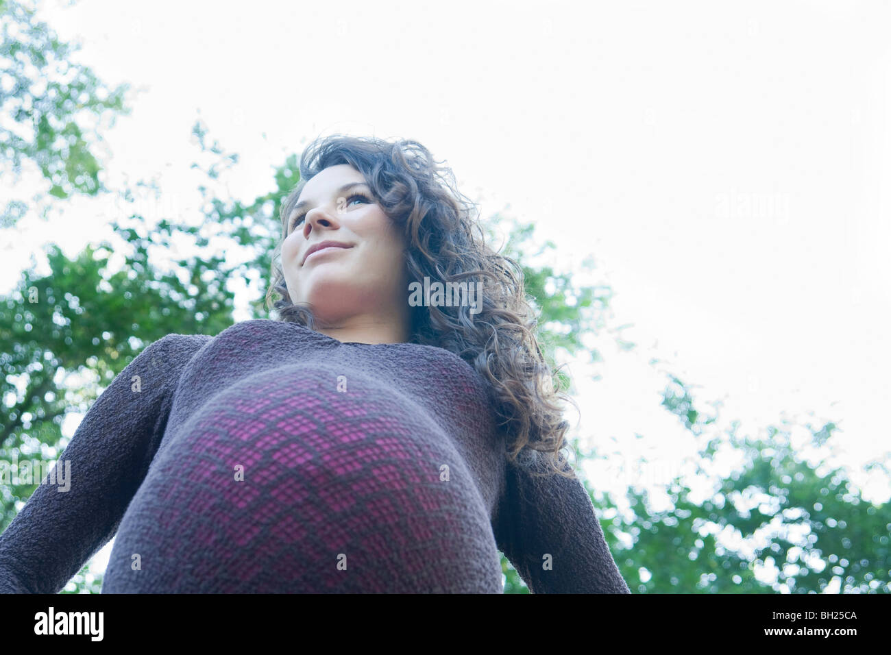 Basso angolo di molto la donna incinta, Manitoba, Canada Foto Stock