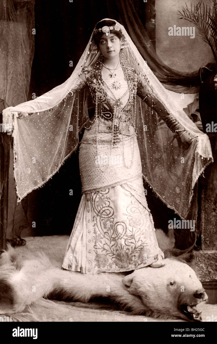 L'attrice Firenze Smithson in abito di elaborati sul Polar Bear Rug Foto Stock