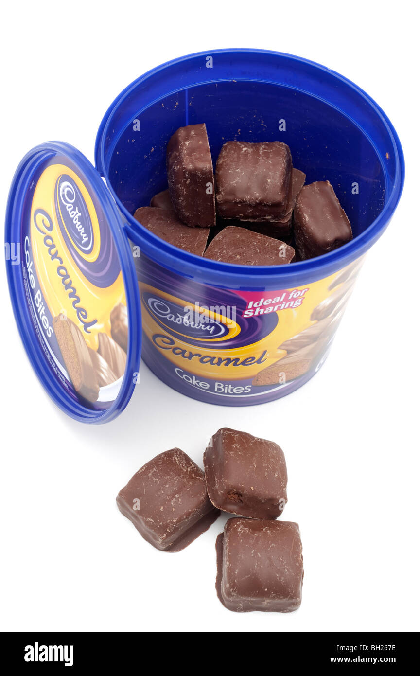 Vasca di blu di Cadbury torta al caramello morsi Foto Stock