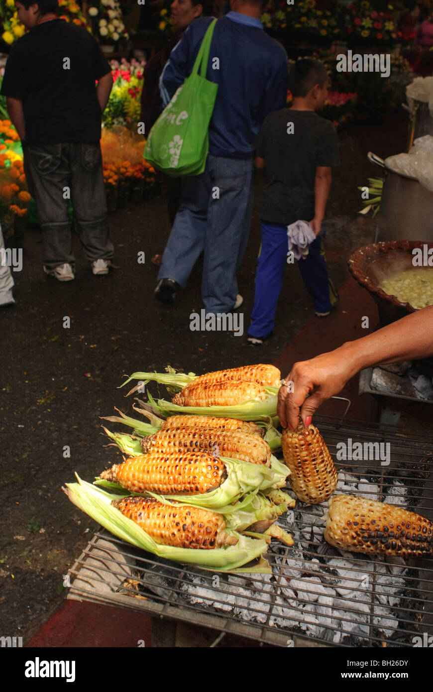 La Giamaica il mercato pubblico è il principale commerciale di punto di distribuzione per fiori per il Giorno dei Morti di feste. Foto Stock