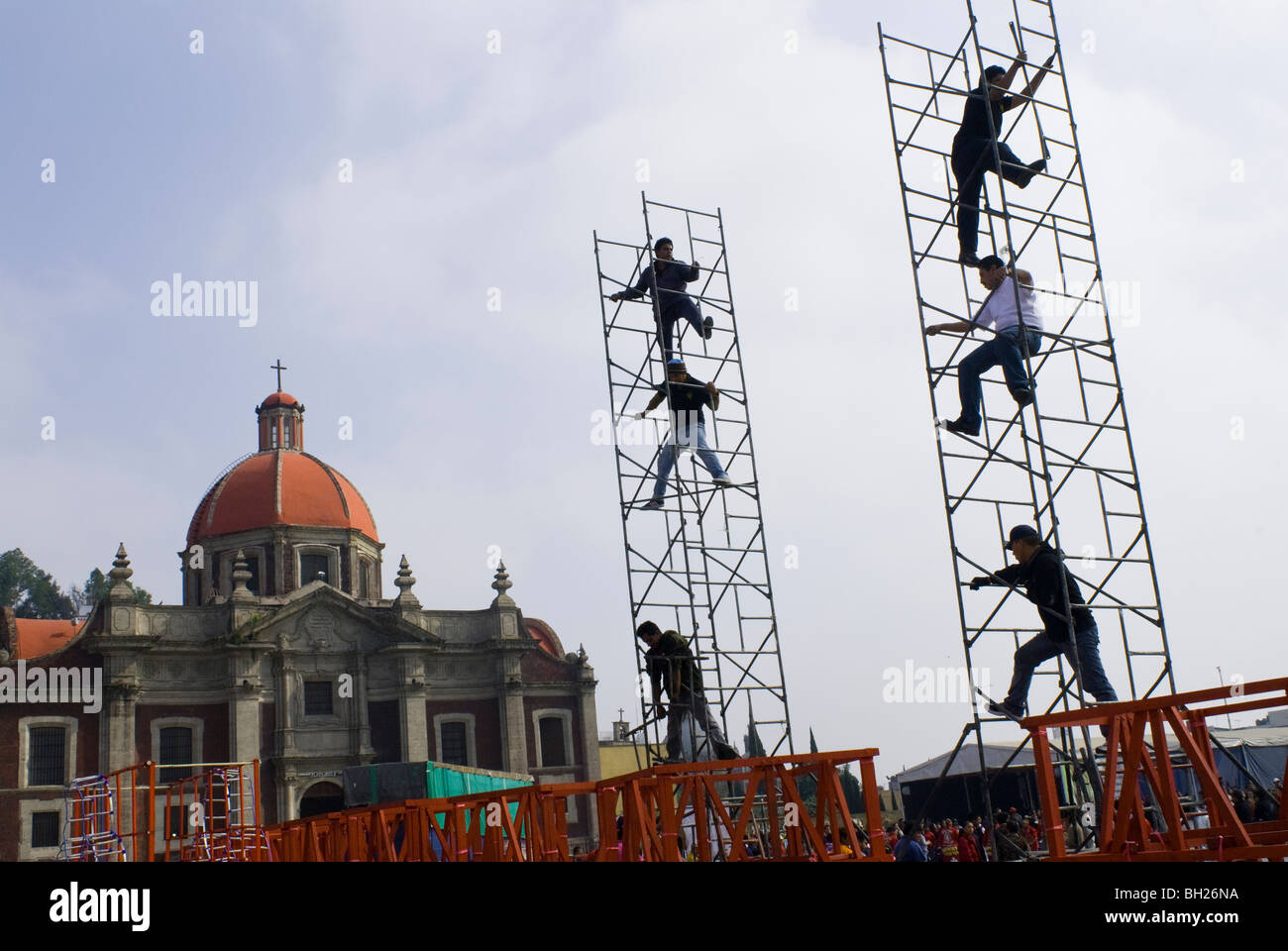 Fireworkers maker costruire torri monumentali, qualche misura 60 metri in altezza, presso la Basilica di Guadalupe a Città del Messico. Foto Stock