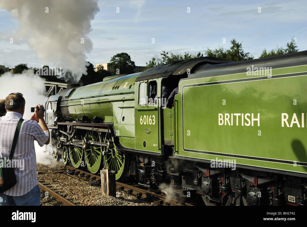 A1 classe Peppe vapore (Tornado) locomotore tirando un estate speciale treno a Torbay lasciando la stazione di Bristol Temple Meads Foto Stock