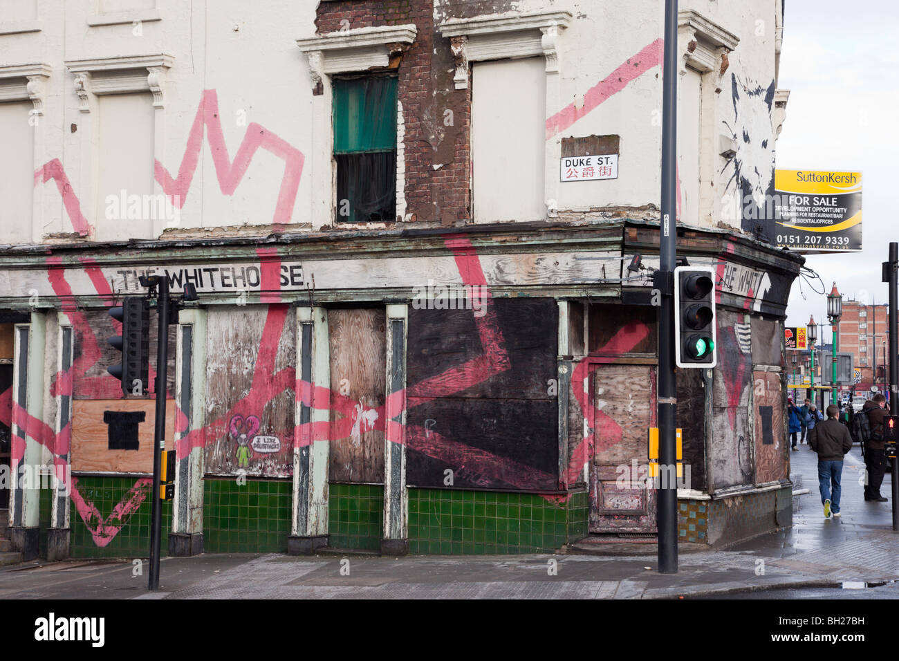 Abbandonati pub urbano chiuso in vendita per la riqualificazione. Duke Street, Liverpool, Merseyside England, Regno Unito, Gran Bretagna. Foto Stock