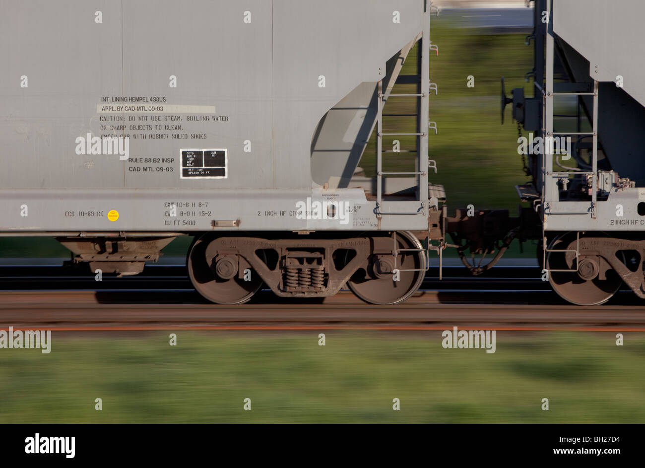 Sfocata foto panoramica del serbatoio auto su un treno merci Foto Stock