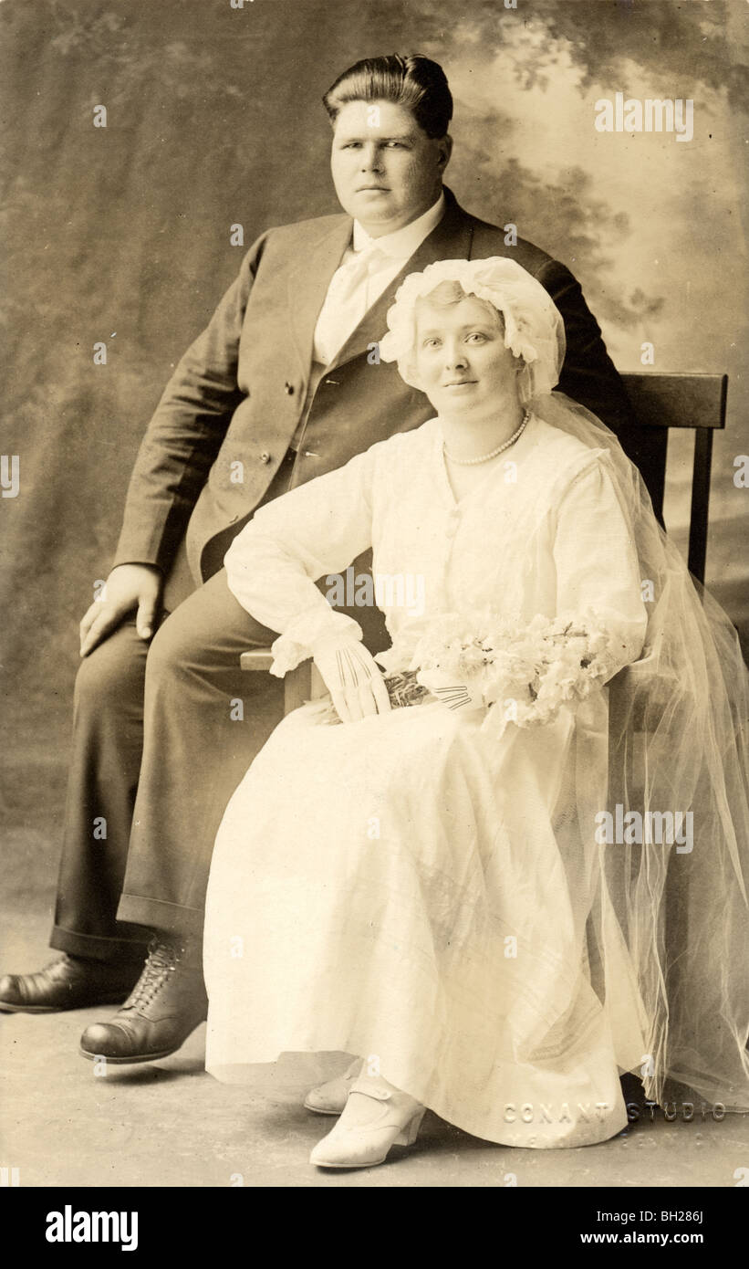 Obesi lo sposo con la sposa in abito nuziale Foto stock - Alamy