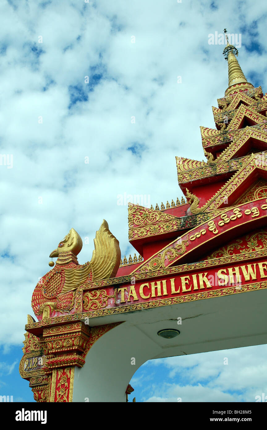 Il tempio del tetto della Swe Dagon Padoga in Tachileik, MYANMAR Foto Stock