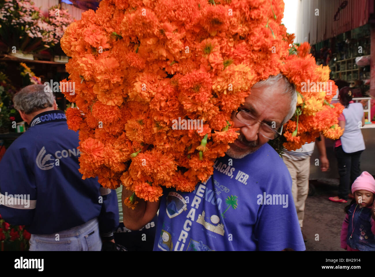 La Giamaica il mercato pubblico è il principale commerciale di punto di distribuzione per fiori per il Giorno dei Morti di feste. Foto Stock