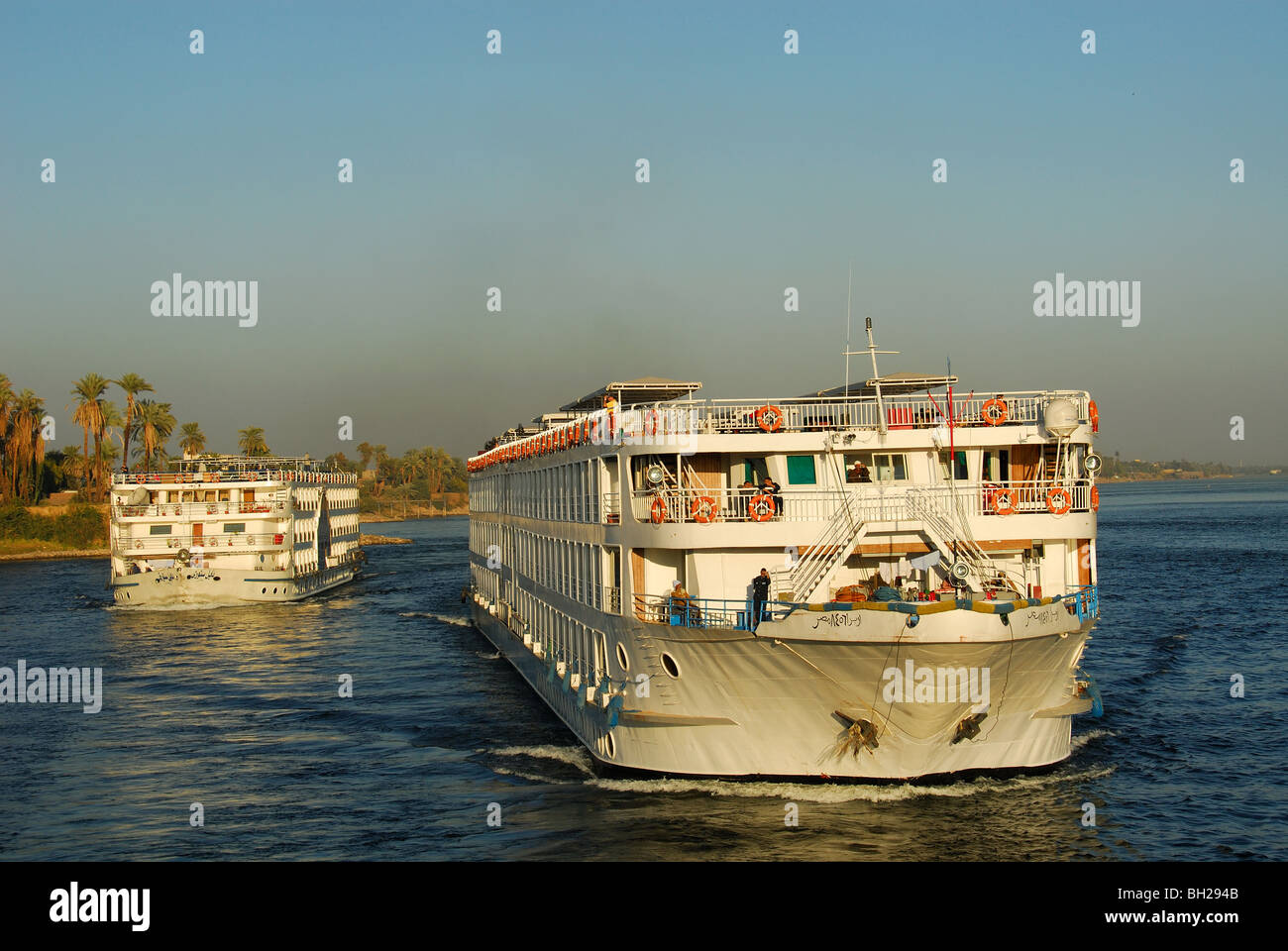 Il fiume Nilo, Alto Egitto. Barche di crociera a vela tra Luxor e Aswan. Foto Stock