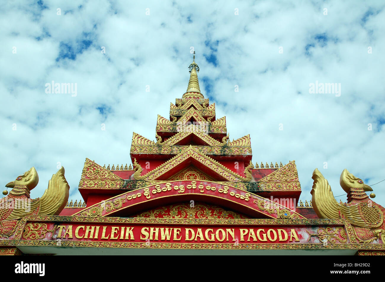 Il tempio del tetto della Swe Dagon Padoga in Tachileik, MYANMAR Foto Stock