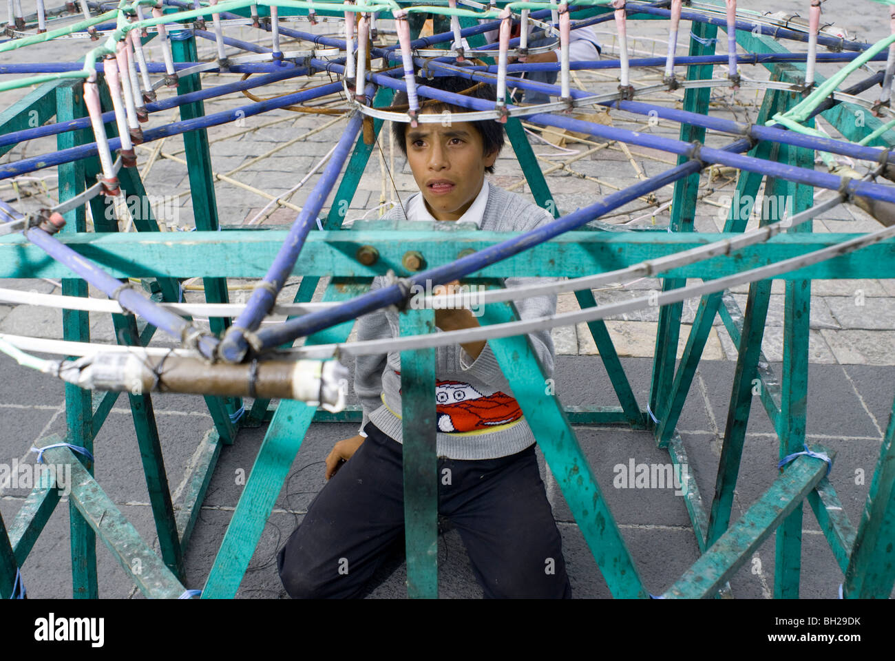 Fireworkers maker costruire torri monumentali, qualche misura 60 metri in altezza, presso la Basilica di Guadalupe a Città del Messico. Foto Stock