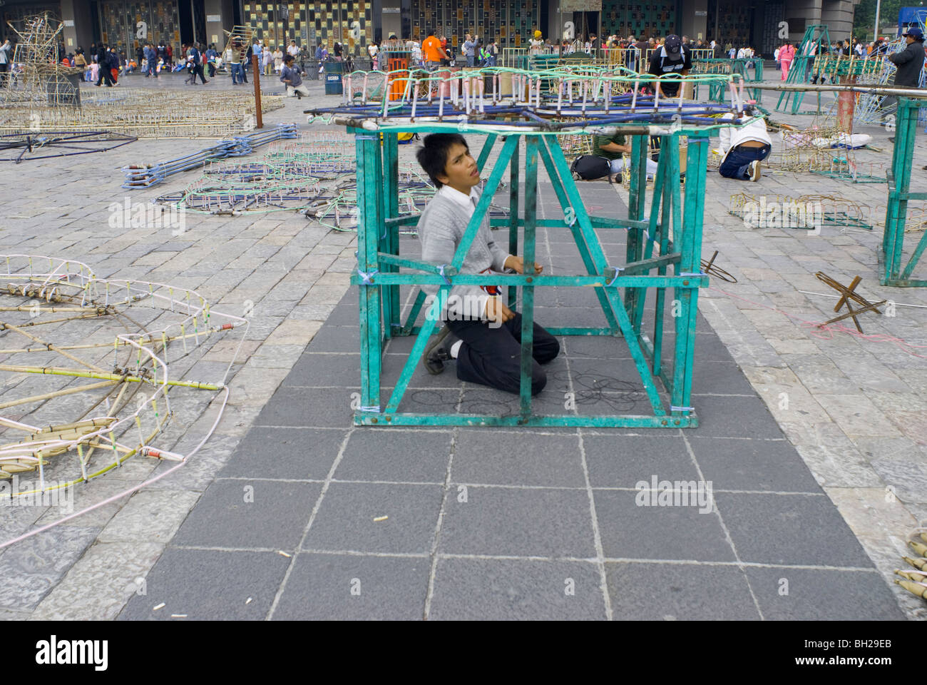 Fireworkers maker costruire torri monumentali, qualche misura 60 metri in altezza, presso la Basilica di Guadalupe a Città del Messico. Foto Stock