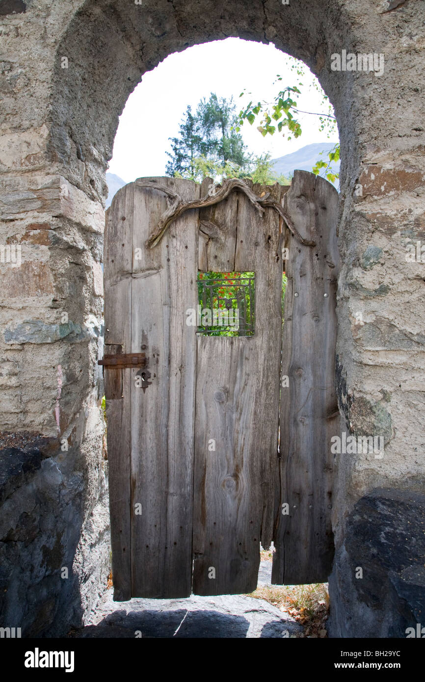 Vecchia porta di legno, arco in pietra, guarda, Engadina, Grigioni, Svizzera Foto Stock