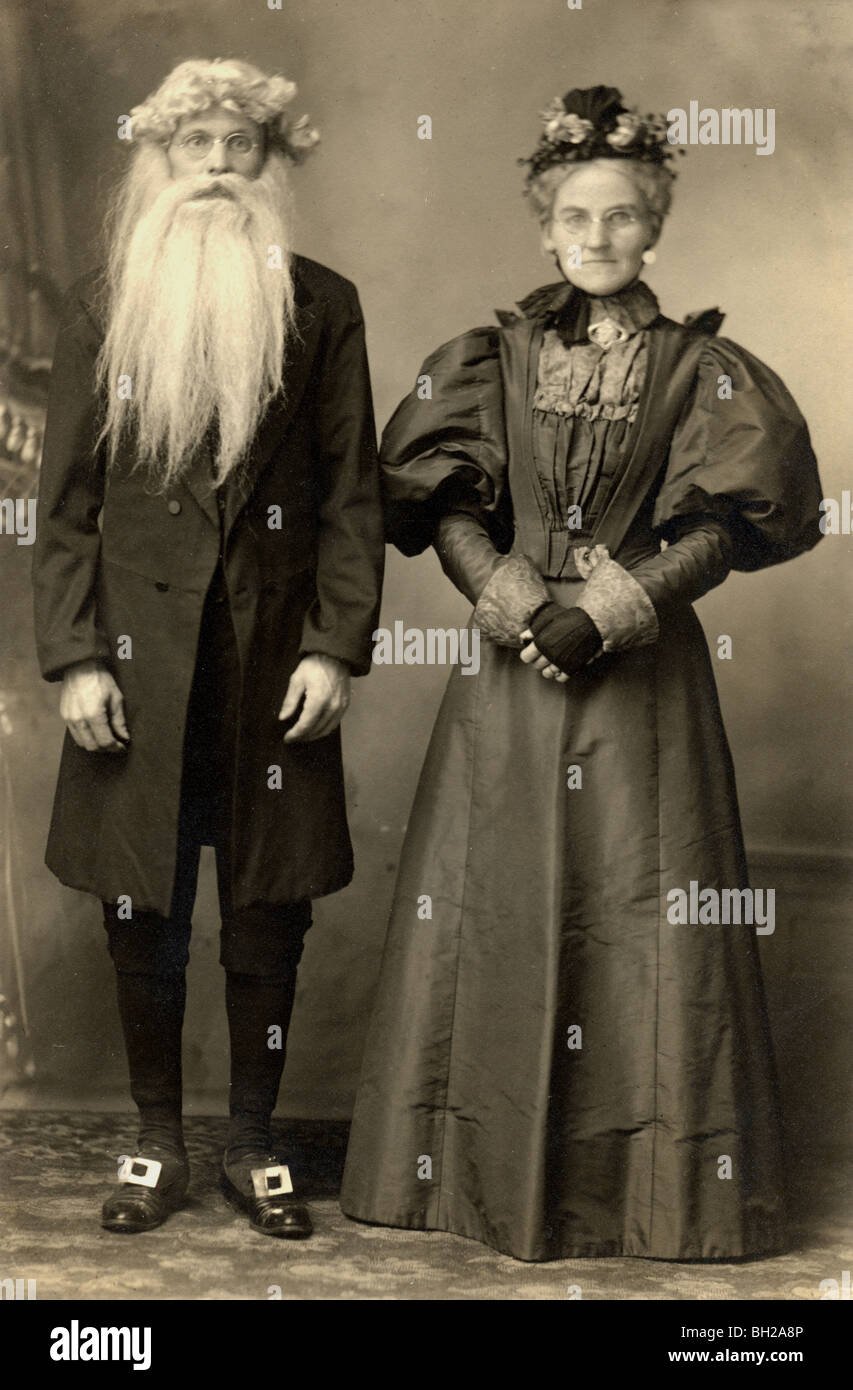 Coppia di mezza età vestite come le persone anziane Foto Stock