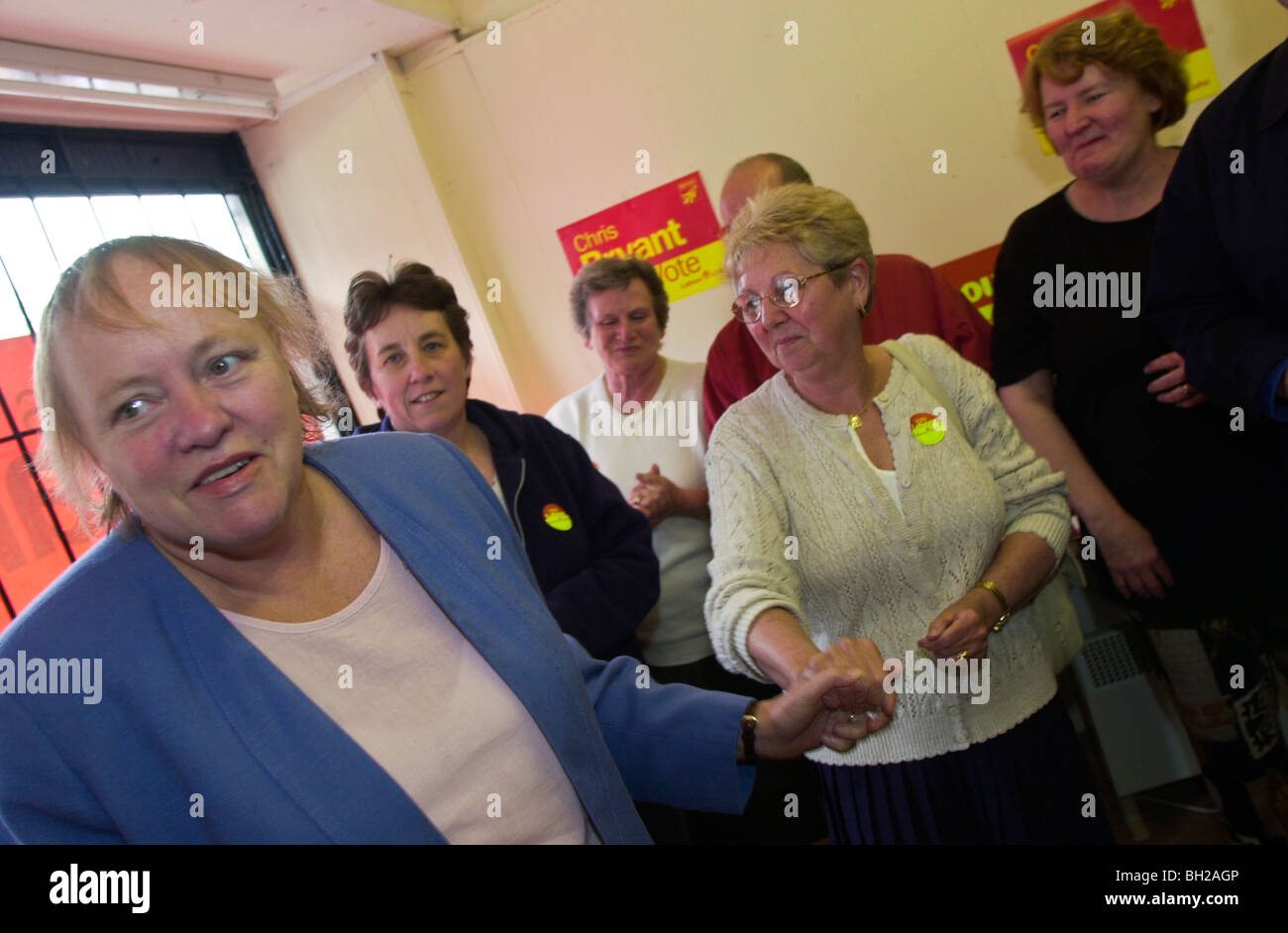 Marjorie Mowlam Mo MP sul sentiero di campagna nel 2001 elezione generale a Treorchy nella Rhondda Valley South Wales UK Foto Stock