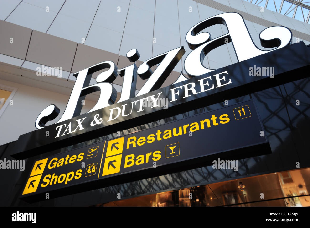 Negozi duty free e digital signage a Manchester Ringway airport Foto Stock