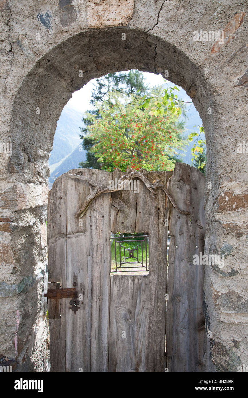 Vecchia porta di legno, arco in pietra, guarda, Engadina Bassa fino ENGADIN, Grigioni, Svizzera Foto Stock
