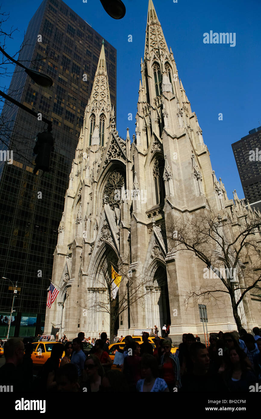 Vista della cattedrale di San Patrizio da tutta la Quinta Avenue in New York Foto Stock