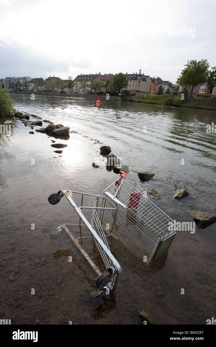 Carrello spesa nel fiume Neckar, Stoccarda, Baden Wuerttemberg, Germania Foto Stock