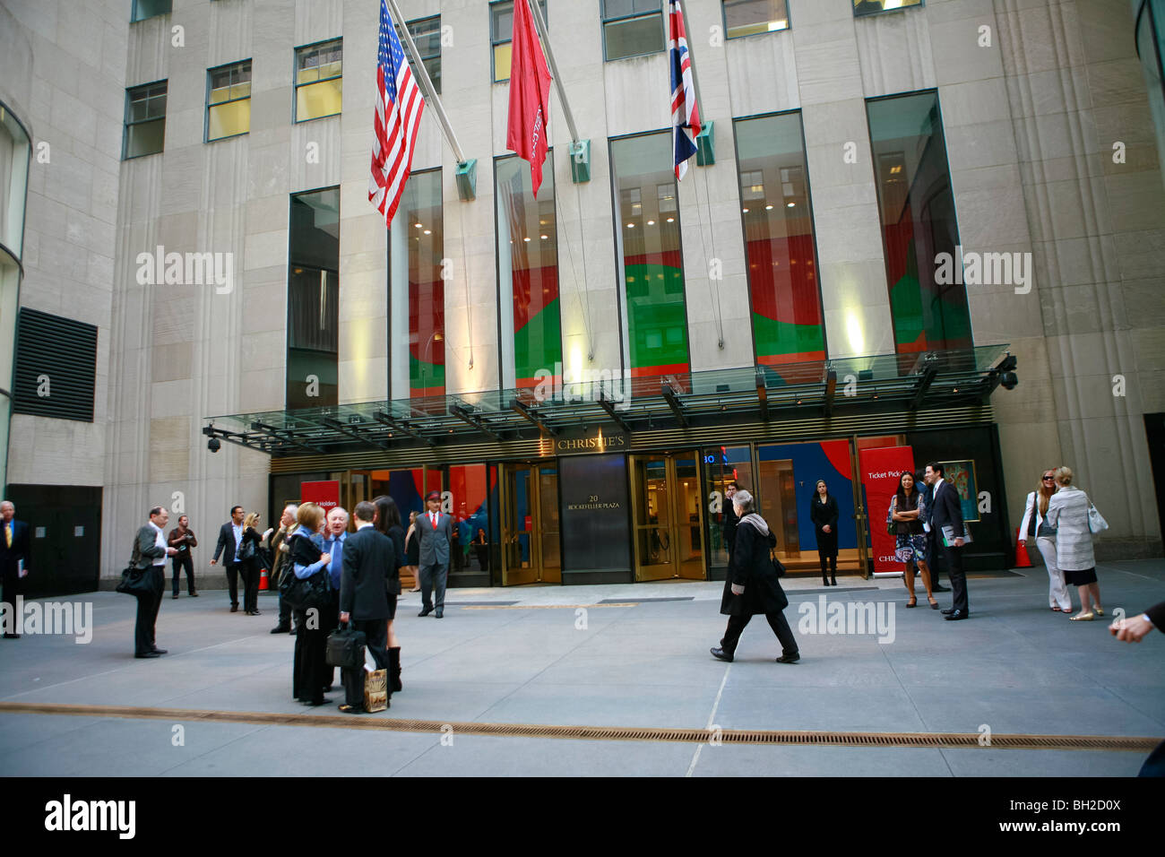 I visitatori in attesa fuori del Christie's ramo americano nel Rockefeller Center di New York Foto Stock