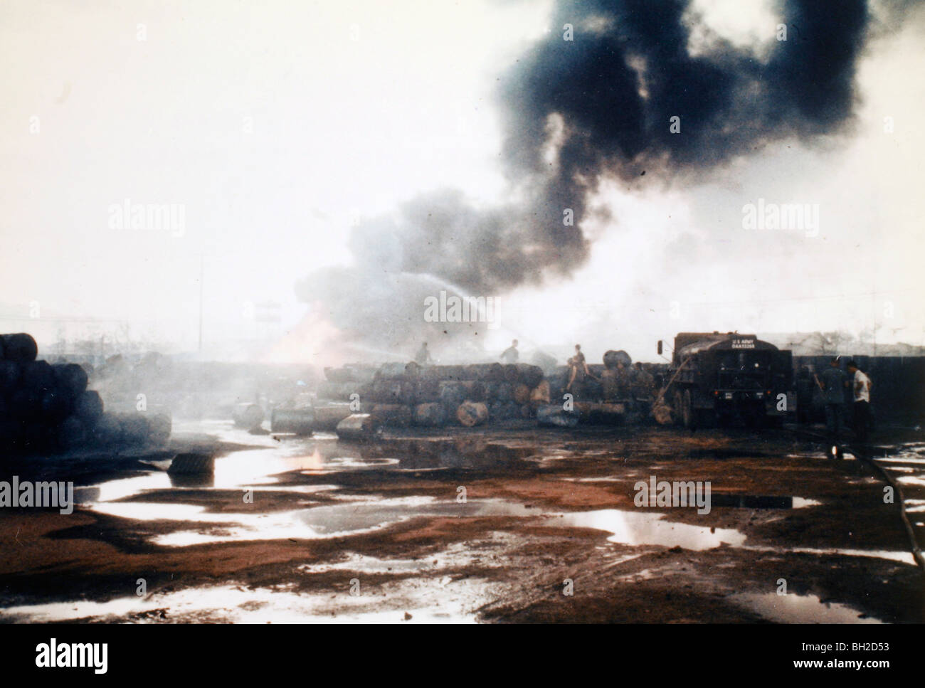 Nam: PA&e vigili del fuoco acqua fino al morente fiamme al 321POL Depot in seguito a VC attacco di mortaio. Il 12 agosto 1969. Foto Stock