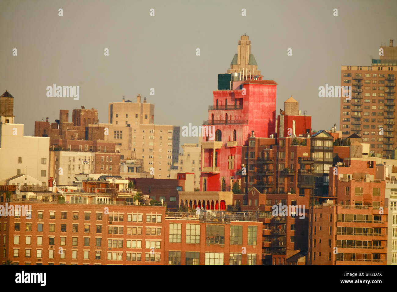 Il New York skyline della città dal fiume Hudson Foto Stock