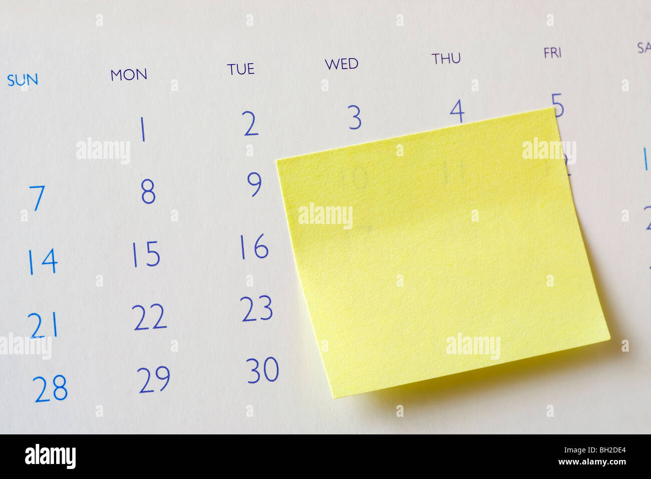 Primo piano di una nota adesiva su un calendario Foto Stock