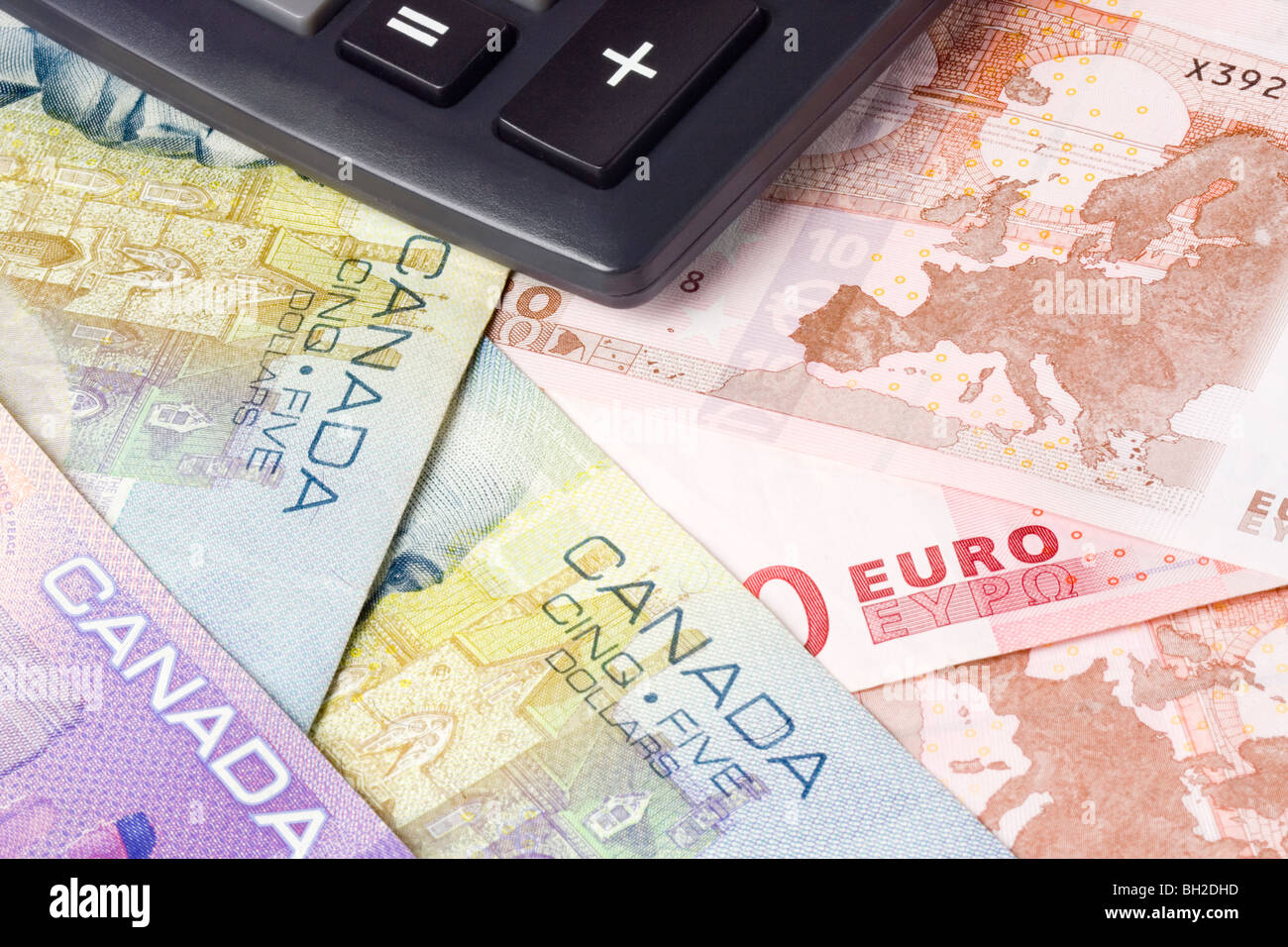Il canadese e Euro moneta coppia comunemente usati nel forex trading con la calcolatrice Foto Stock