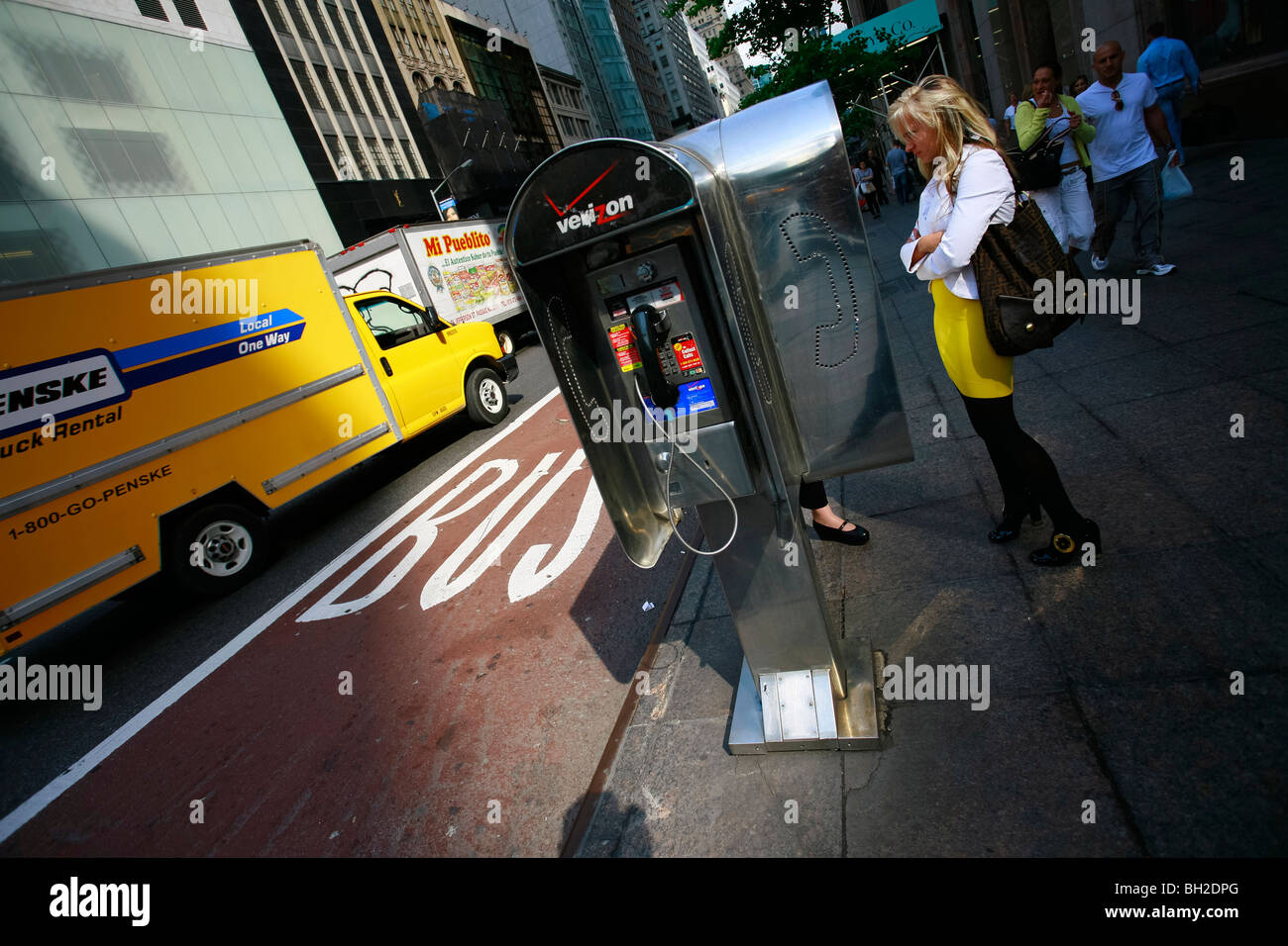 Telefono Verizon vicino a un corridoio di bus sulla quinta avenue Foto Stock