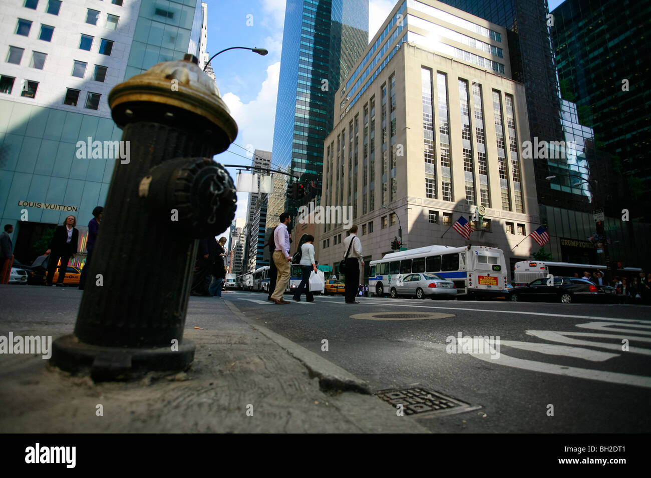 Attraversamento pedonale la Quinta Avenue vicino al Trump Tower Foto Stock