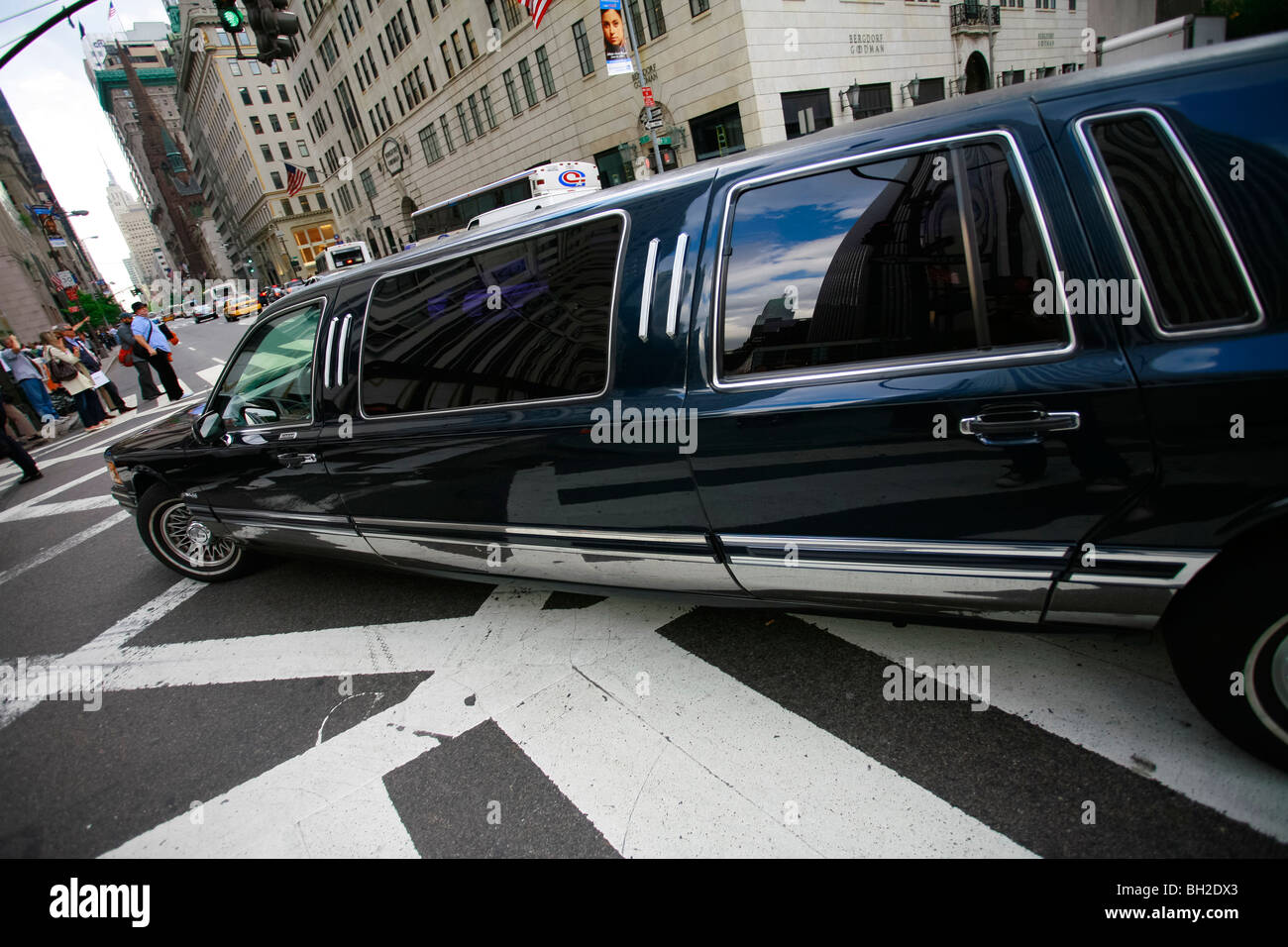 Una limousine o limousine) è un veicolo di lusso o berlina berlina, specialmente uno con un interasse allungato o azionato da un chauffe Foto Stock