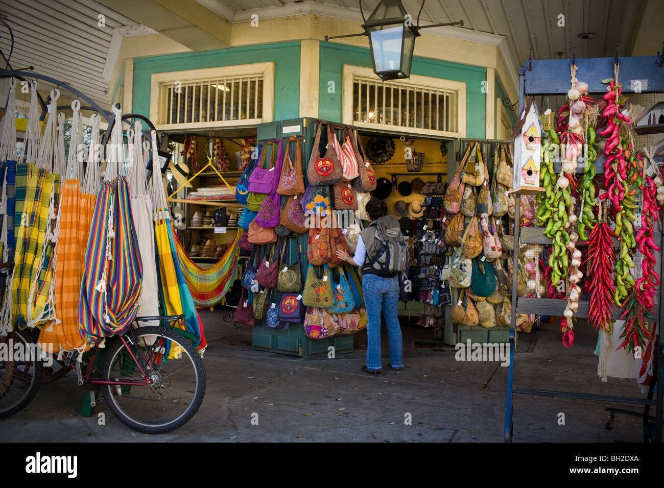Donna shopping di roba per la vendita al mercato francese del quartiere francese, New Orleans, Louisiana Foto Stock