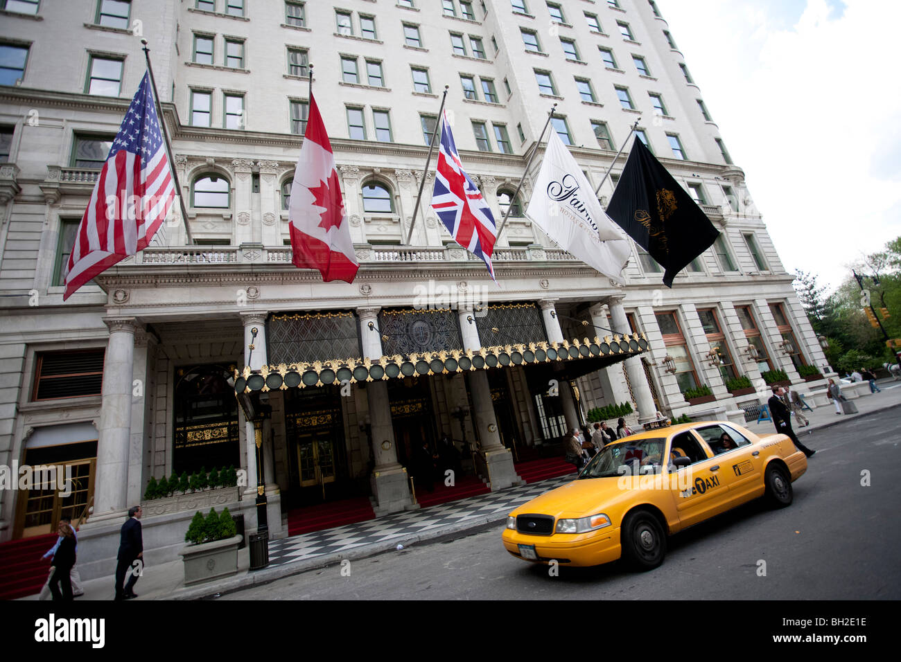 Il Plaza Hotel come visto da un angolo della Quinta Avenue a Manhattan con un giallo taxi in attesa prima che l'ingresso Foto Stock