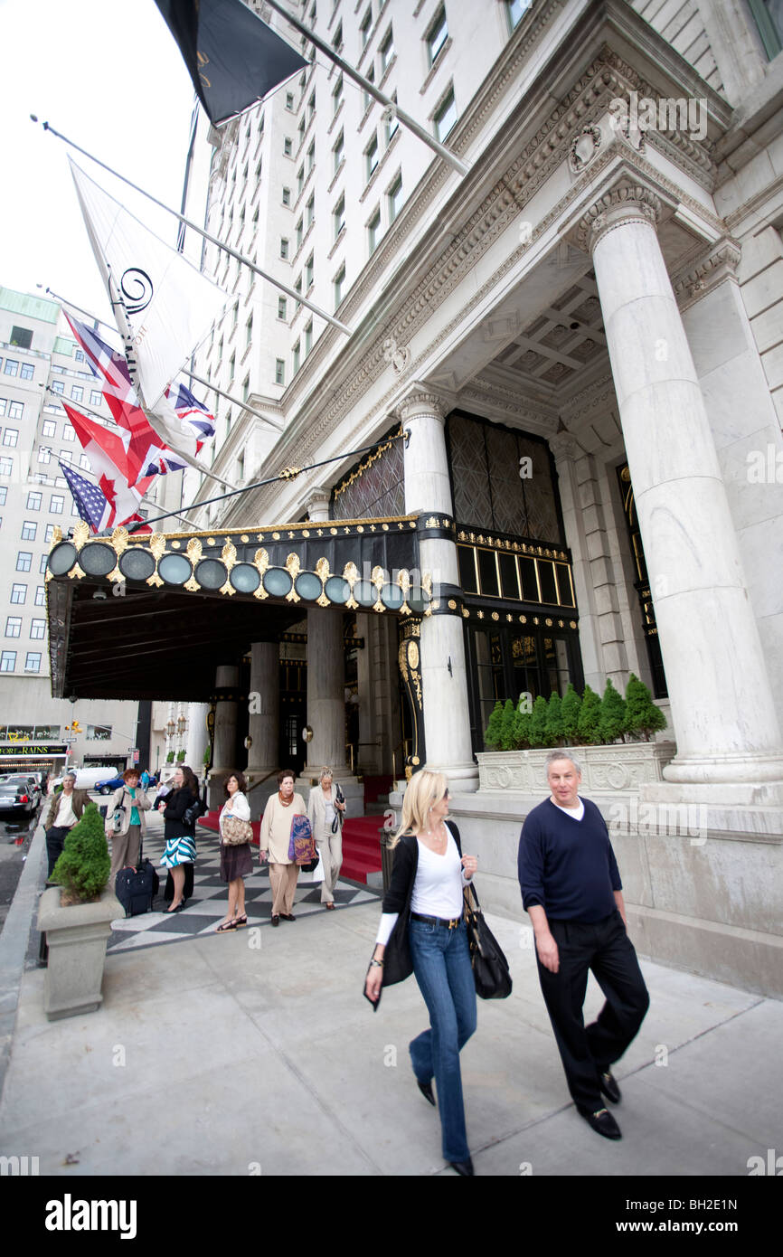 La gente a piedi nella parte anteriore del Plaza Hotel di New York Foto Stock