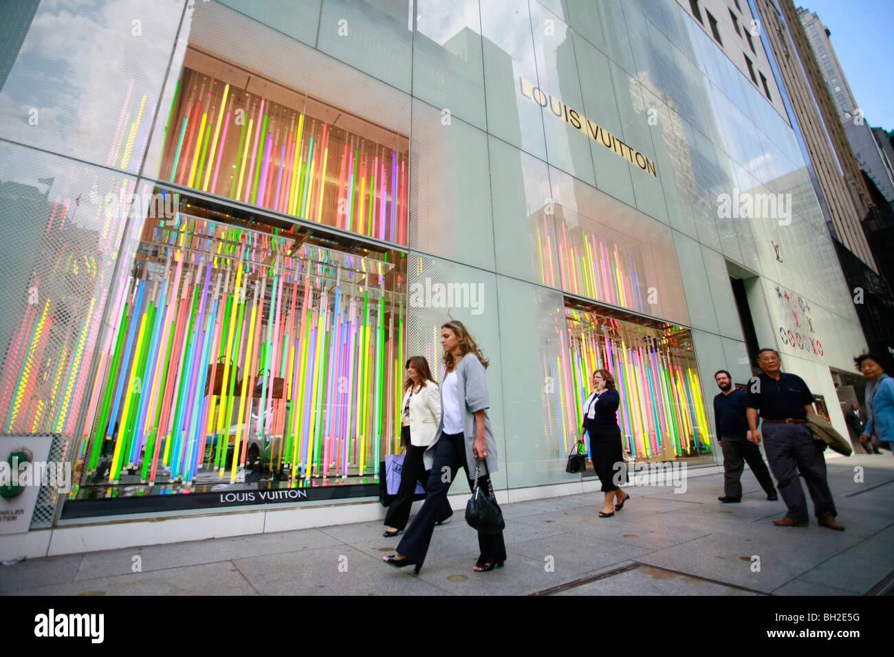 Facciata del negozio Louis Vuitton sulla quinta avenue Foto Stock