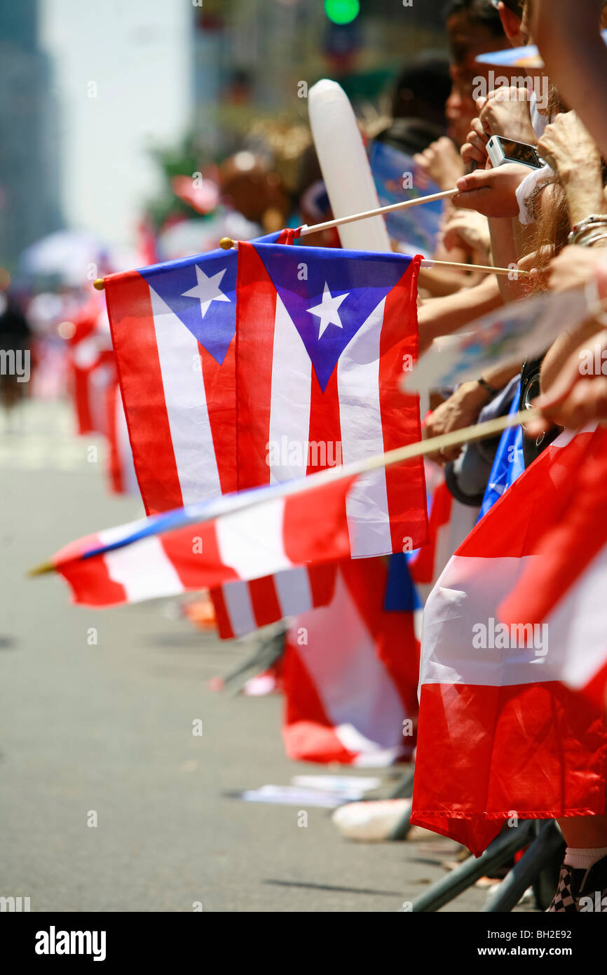 Il Puerto Rican Day Parade avviene lungo la Quinta Avenue in New York Foto Stock