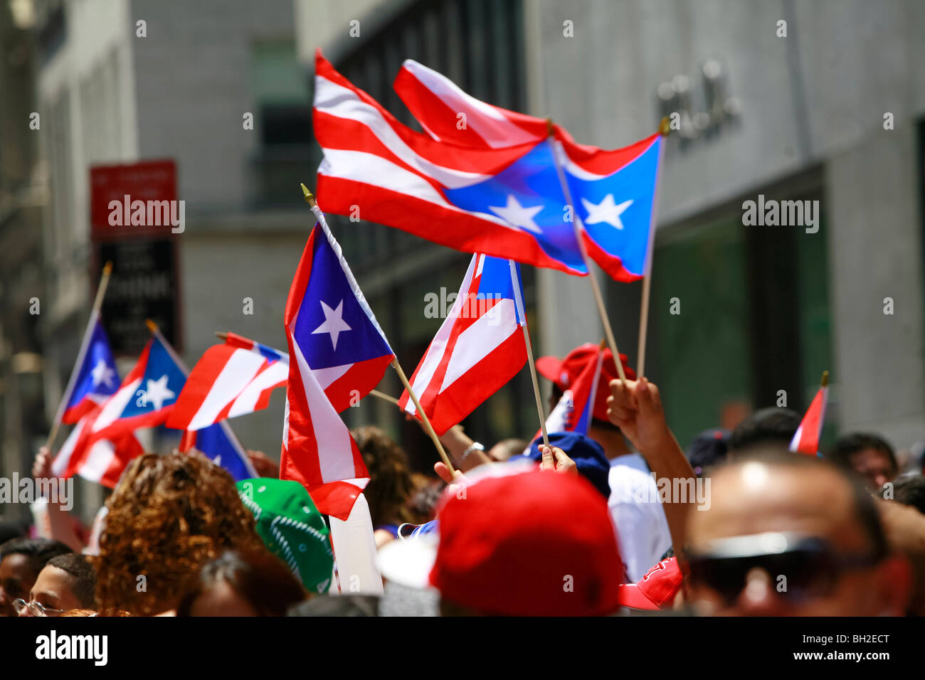 Il Puerto Rican Day Parade avviene lungo la Quinta Avenue in New York Foto Stock