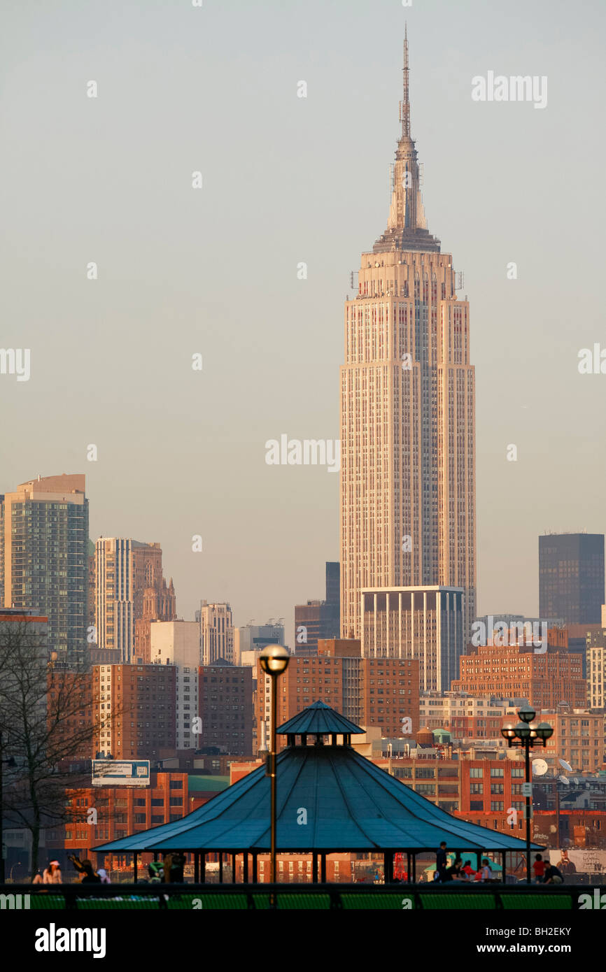 Il New York skyline della città dal fiume Hudson Foto Stock