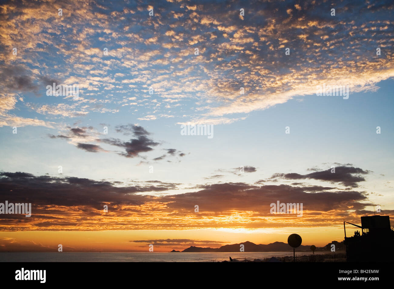 Tramonto lungo la spiaggia di Barra da Tijuca a Rio de Janeiro in Brasile Foto Stock