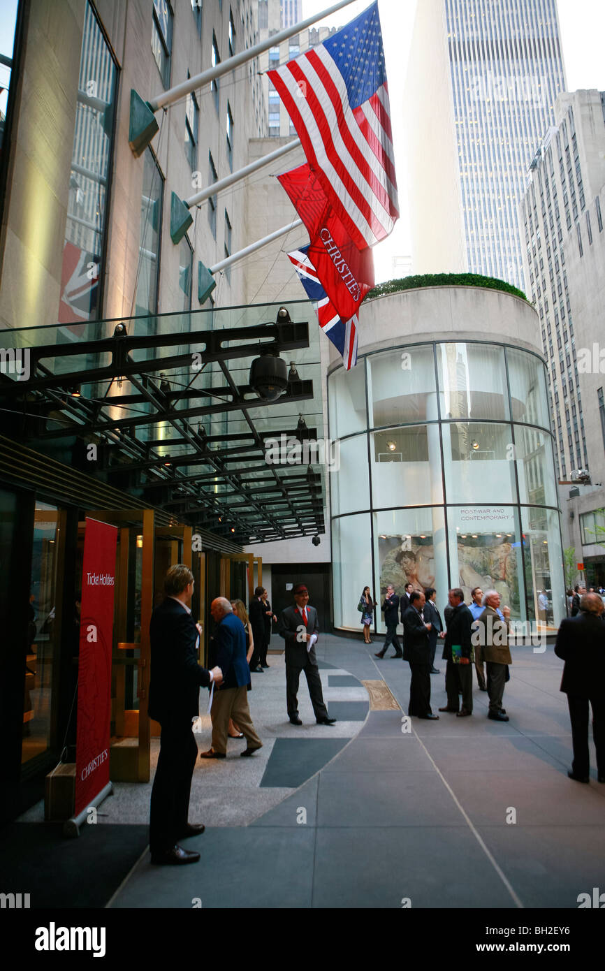 I visitatori in attesa fuori del Christie's ramo americano nel Rockefeller Center di New York Foto Stock