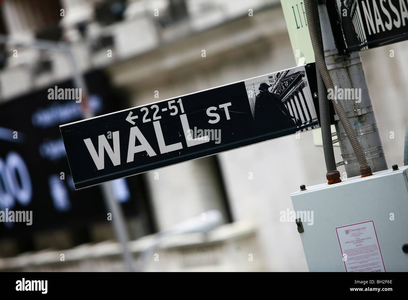 Wall Street e il New York Stock Exchange di New York con un enorme bandiera americana Foto Stock