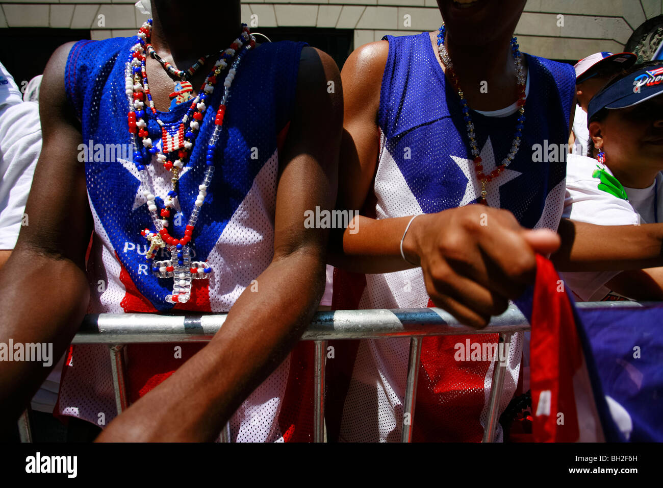 Il Puerto Rican Day Parade avviene lungo la Quinta Avenue in New York Foto Stock