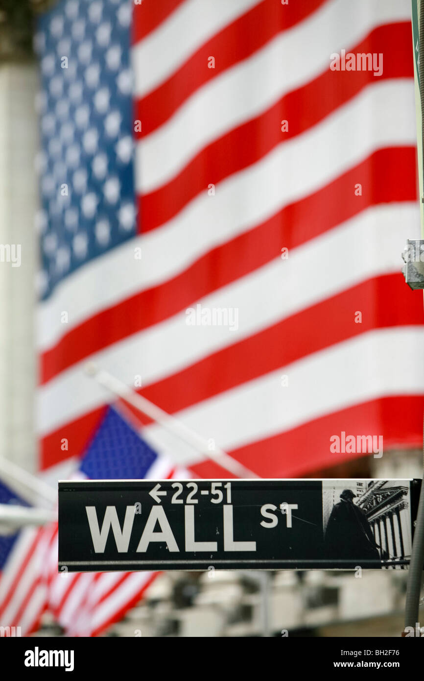 Wall Street e il New York Stock Exchange di New York con un enorme bandiera americana Foto Stock