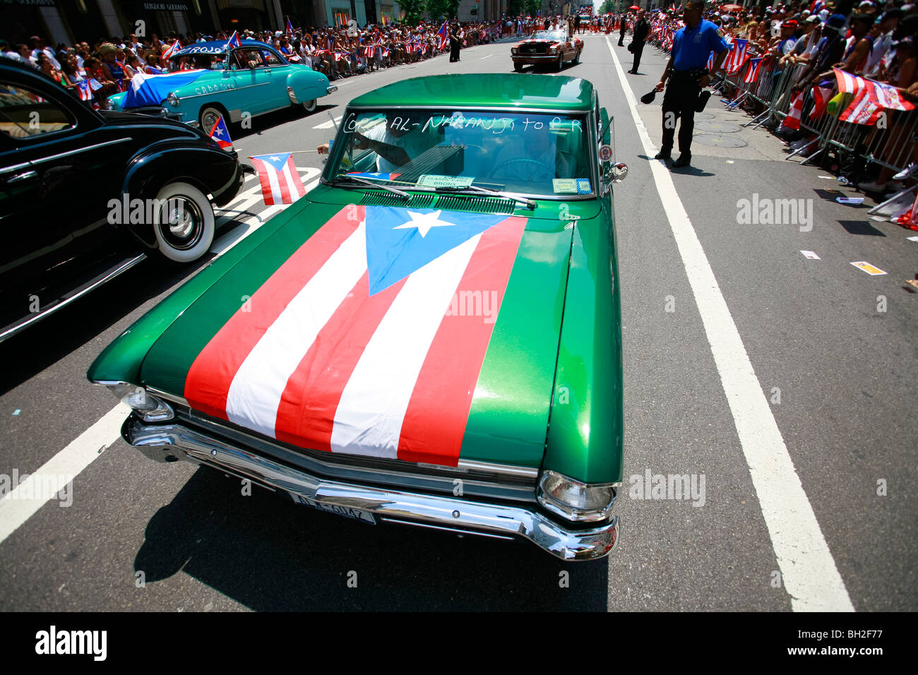 Il Puerto Rican Day Parade avviene lungo la Quinta Avenue in New York Foto Stock